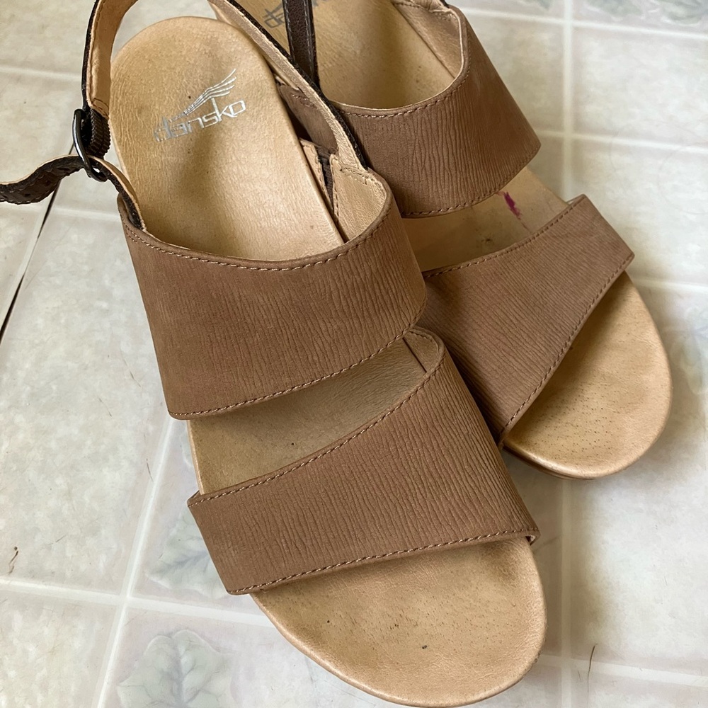 Dansko Strappy Tan‎ Two tone Leather Sandals wooden Wedge Heel size 39